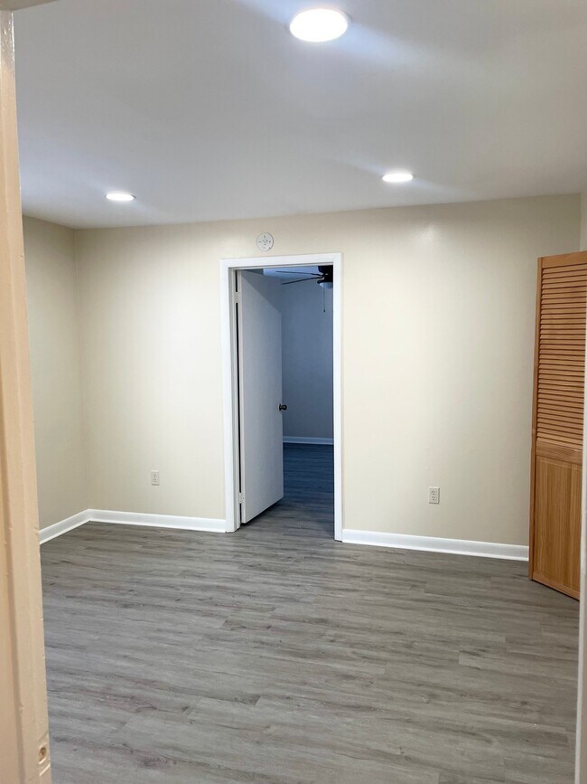Building Photo - 5515 Summerfield Ave
