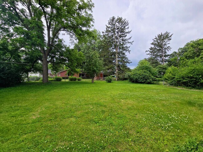 Building Photo - Beautiful Home Located in Historic Urbana