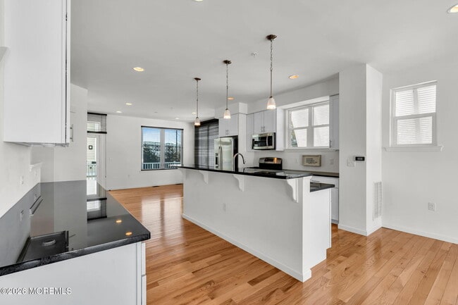 Building Photo - 807 Kingsley St