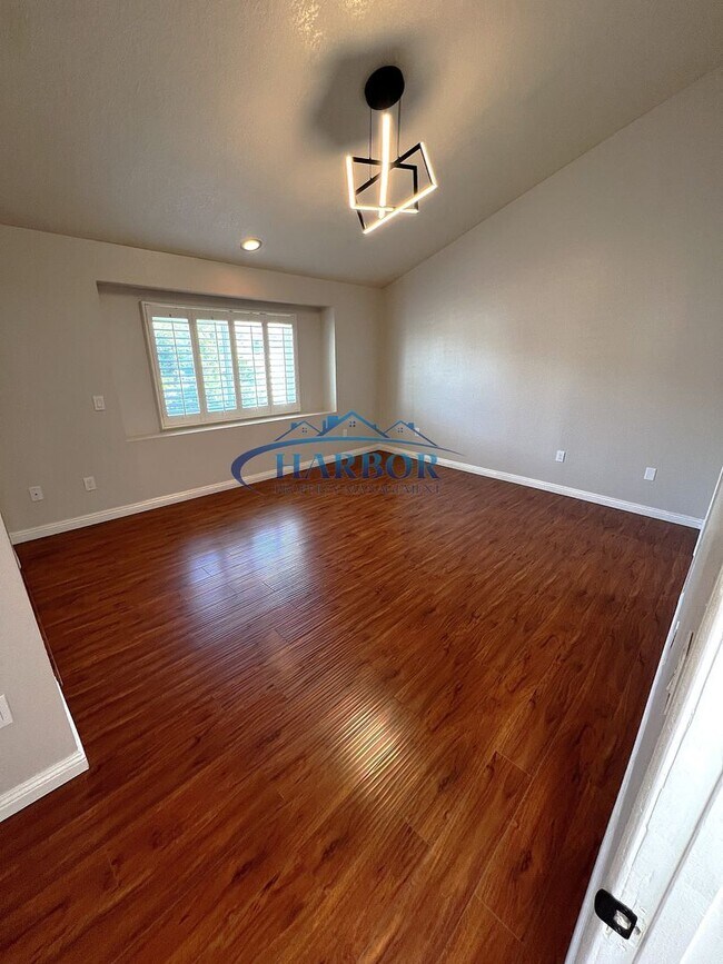 Building Photo - MOVE IN SPECIAL $1,000 OFF 1st Months Rent