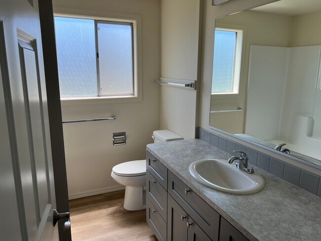 Building Photo - Quiet 2 bedroom apartment