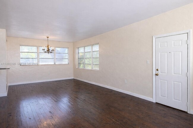 Building Photo - 4710 Pine Tree Dr