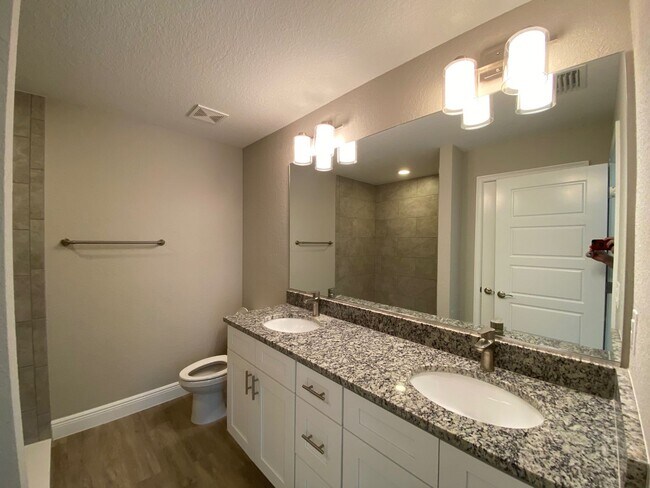 Building Photo - 3/2/2 Silver Spring Shores **Won't Last***