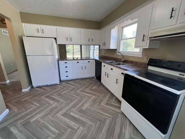 Building Photo - Beautiful 2 Bedroom & 2 Bath Duplex in Shipshewana