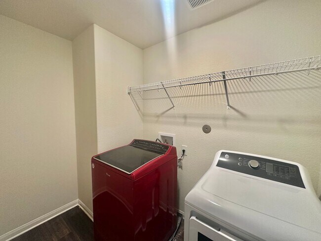 Building Photo - 5 BED 2.5 BATH NEW MANAGEMENT IN JARRELL TX!!!