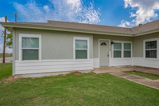 Building Photo - 1750 Lynn Ln