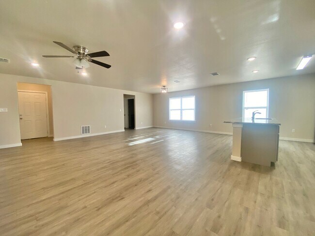 Building Photo - Now accepting Section 8