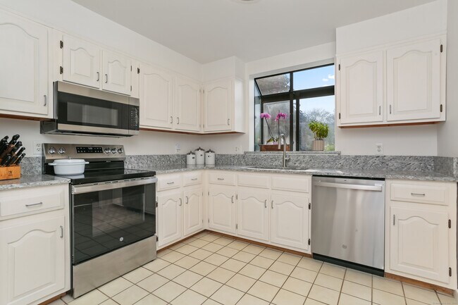 Building Photo - 61 Whitney Glen Dr
