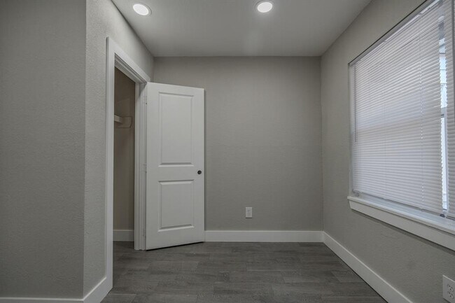 Building Photo - 2127 Strawberry Rd