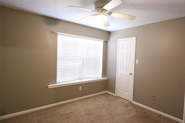 Building Photo - 10811 Burkes Garden Dr