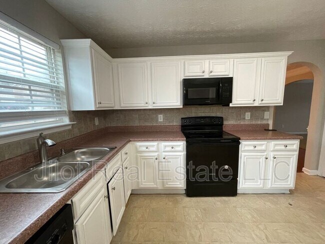 Building Photo - 700 Yukon Way