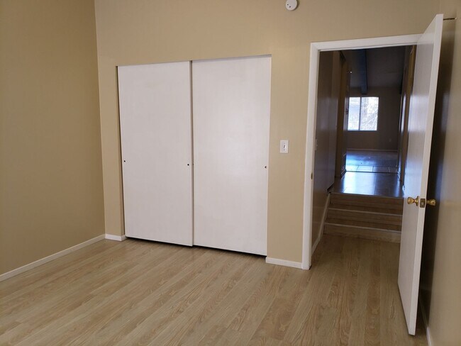 Building Photo - 3 Weeks Rent Free! 2 Bed 1 Bath Condo for ...