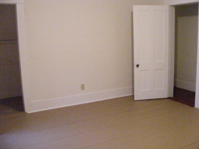 Building Photo - 123 Frost St