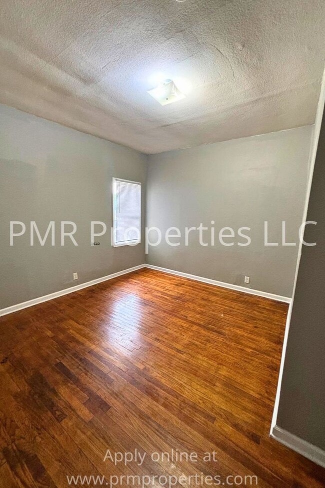 Building Photo - 3 Bedrooms / 1 Bathroom House