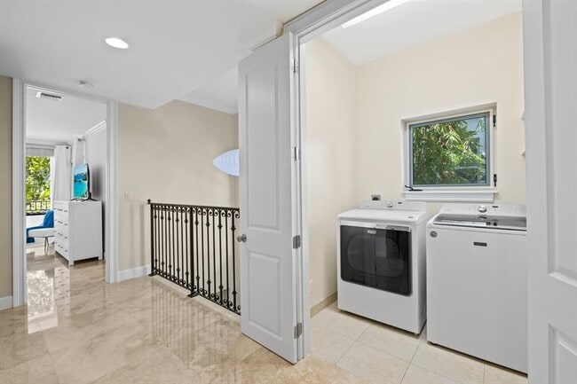 Building Photo - 122 NE 16th Terrace