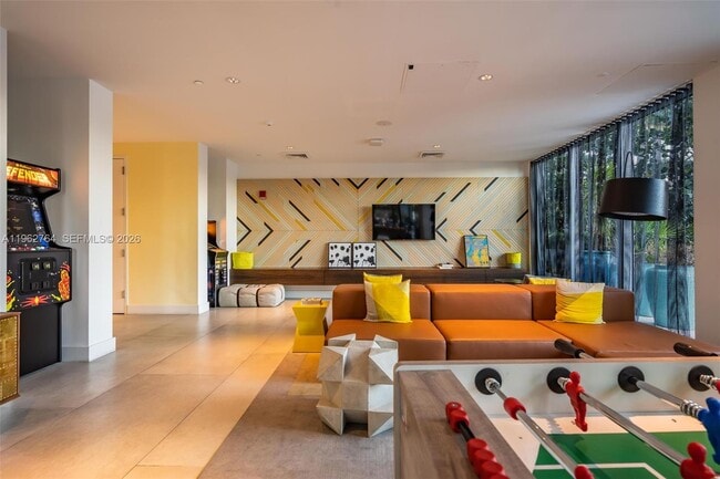 Building Photo - 121 NE 34th St