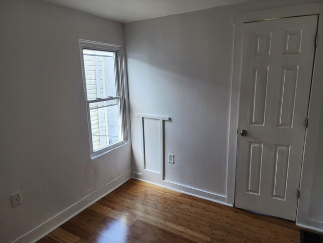 Building Photo - 221 N Scott St