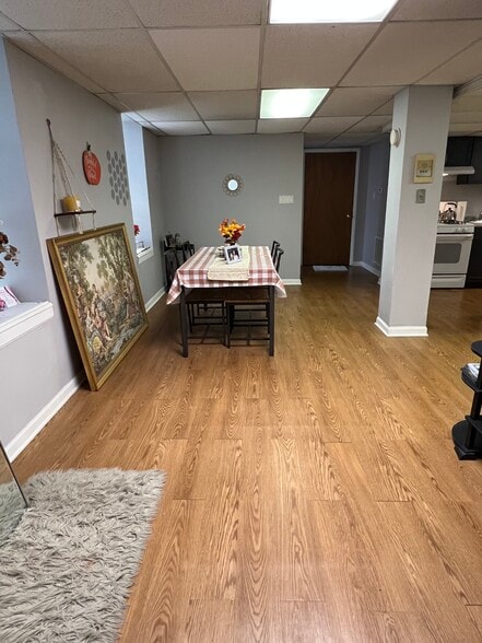 Dining Area - 2158 W Race Ave
