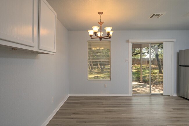 Building Photo - 2401 Haven Dr