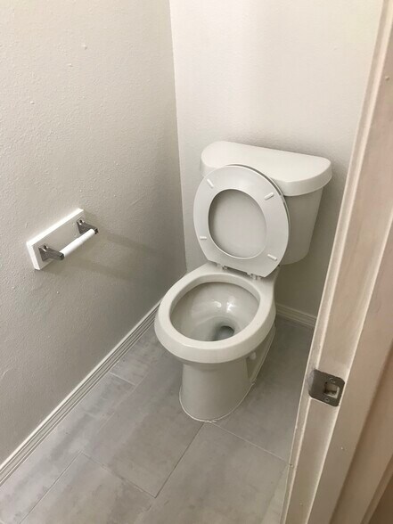 1/2 bathroom - 5750 Golf Hts
