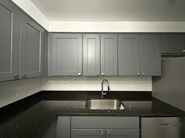 Building Photo - 3825 N Pine Grove Ave