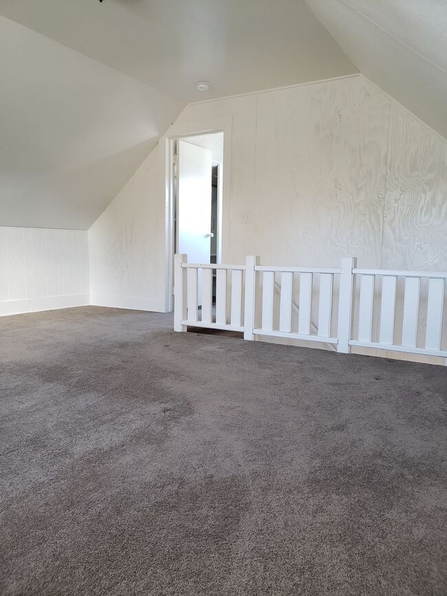 Building Photo - 2+ Bedroom, 2 bathroom Charming Home Avail...