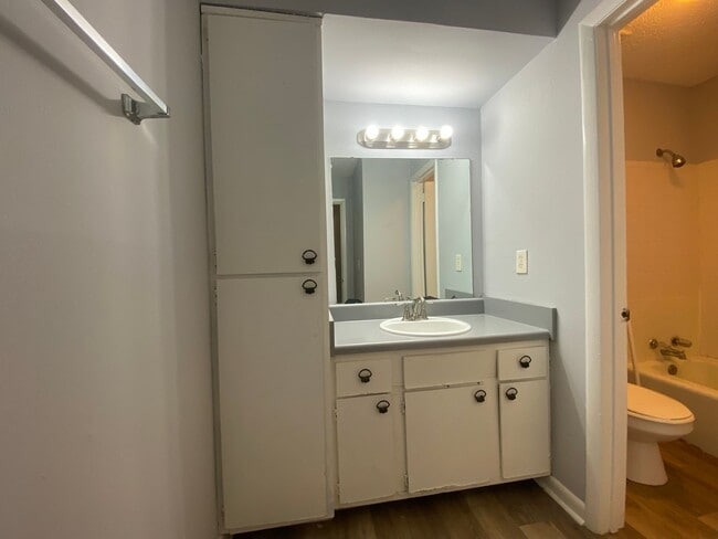 Building Photo - Lovely 1 bedroom condo in South Nashville! Private Balcony!