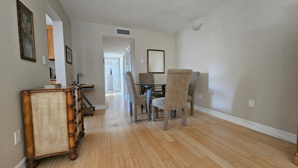 Building Photo - 2525 West Bay Dr