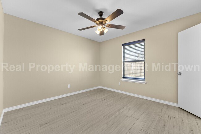 Building Photo - 1605 Bob Dr