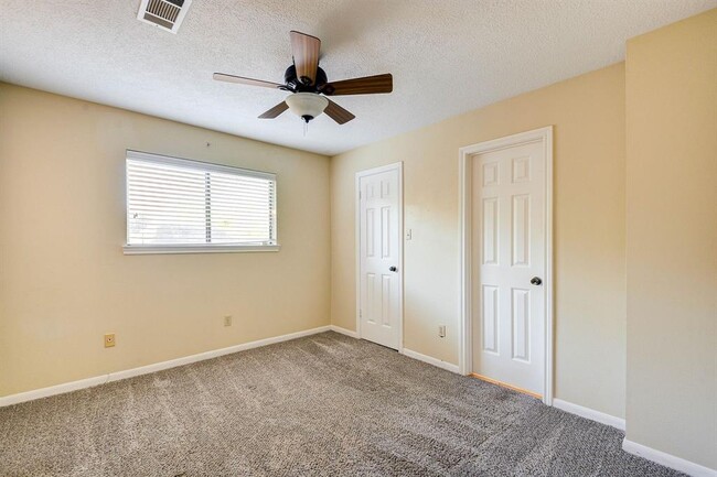 Building Photo - 11743 Riverview Dr