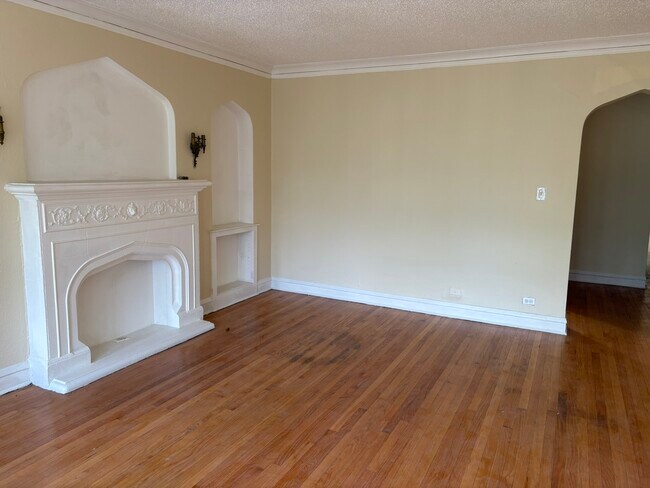 Building Photo - 8131 S Kingston Ave