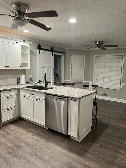 Building Photo - 1105 Sweetwater Cir