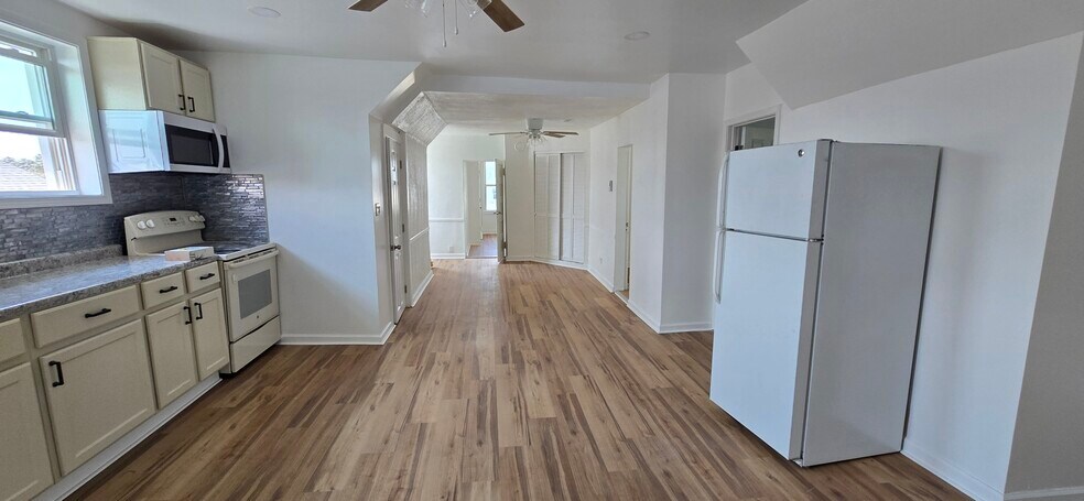 Building Photo - 145 N 21st Ave