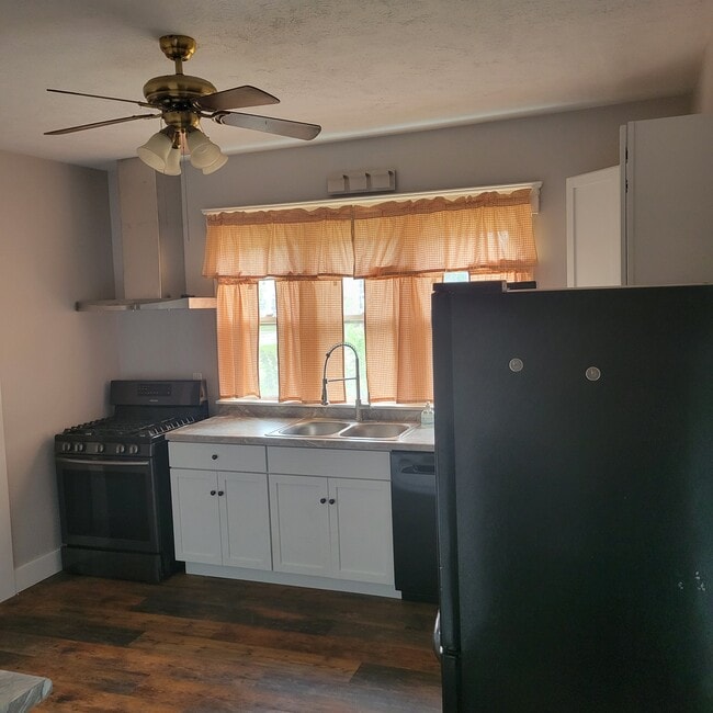 Building Photo - 709 College Dr