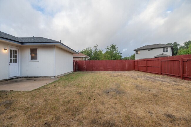 Building Photo - Nestled in Round Rock neighborhood.