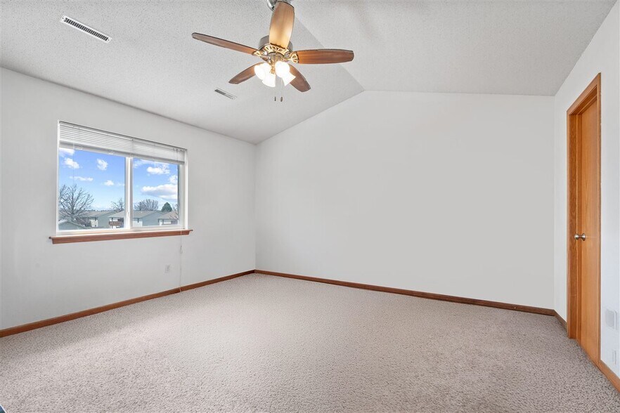 Building Photo - 533 E Goldfinch Dr
