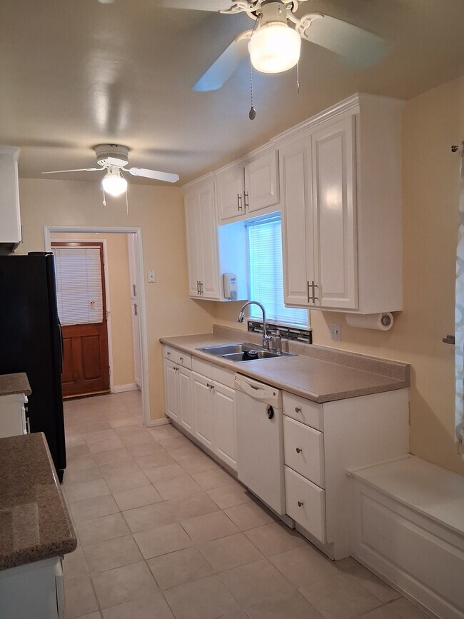 Building Photo - 2724 W Caldwell St