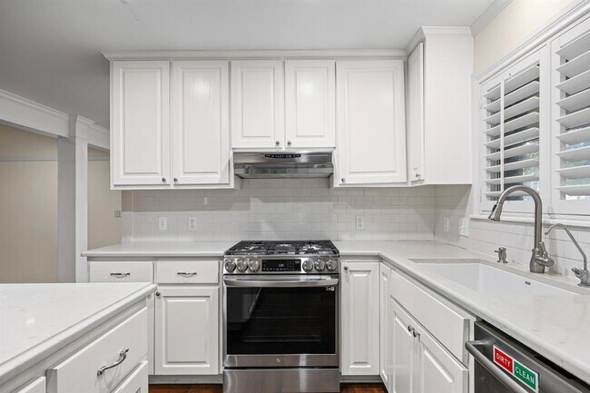 Building Photo - 7103 Mesa Dr
