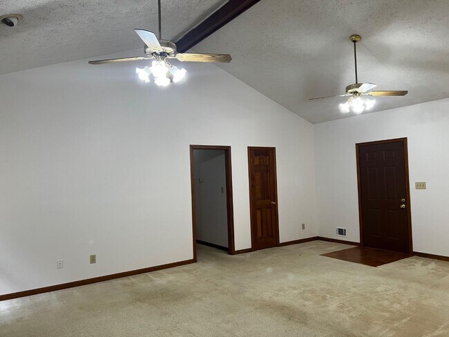 Building Photo - 380 Hidden Valley Dr SE