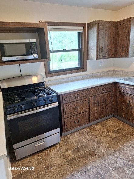Stainless steel stove and microwave - 4624 Verona Rd