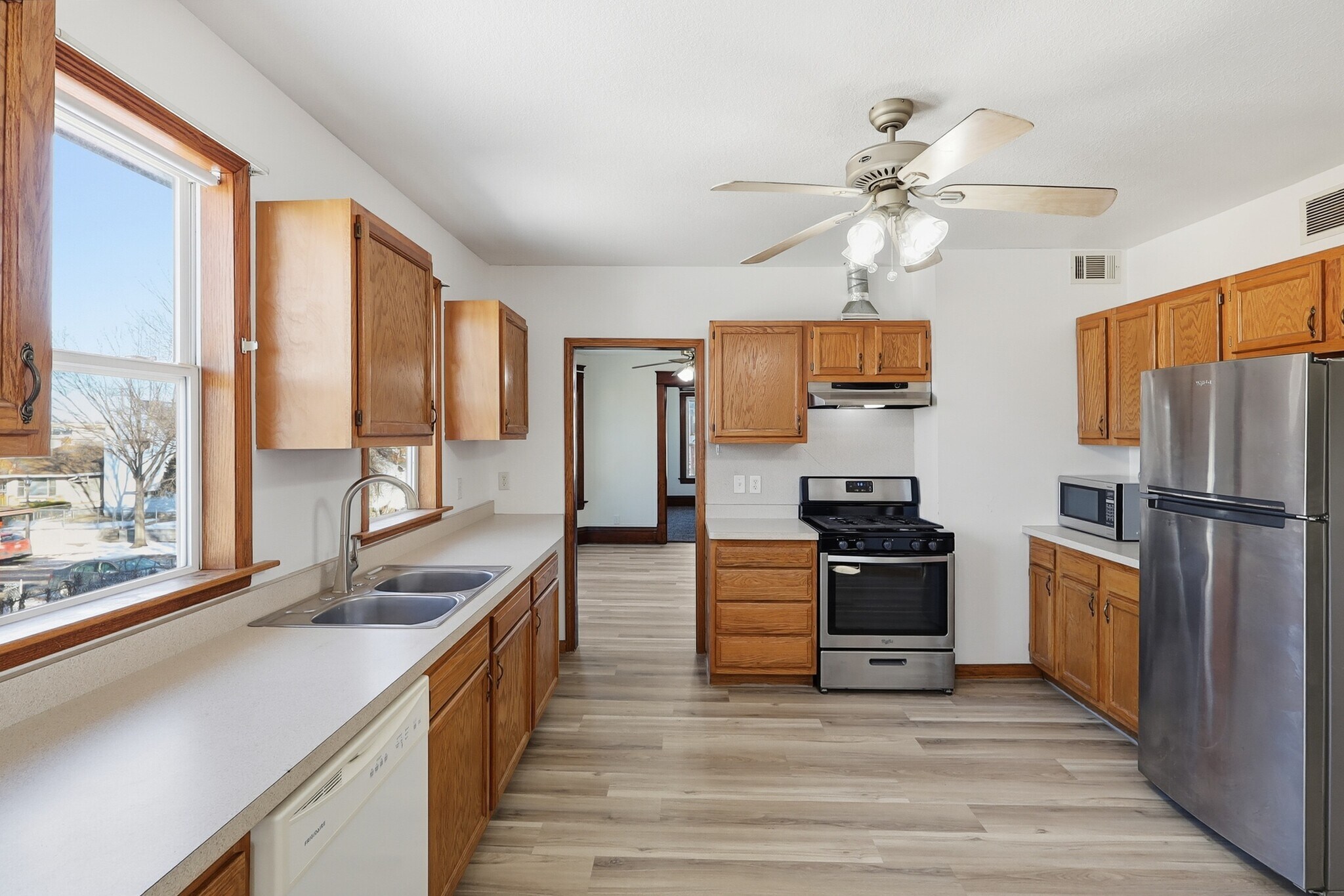 Building Photo - 104 Jessamine Ave W