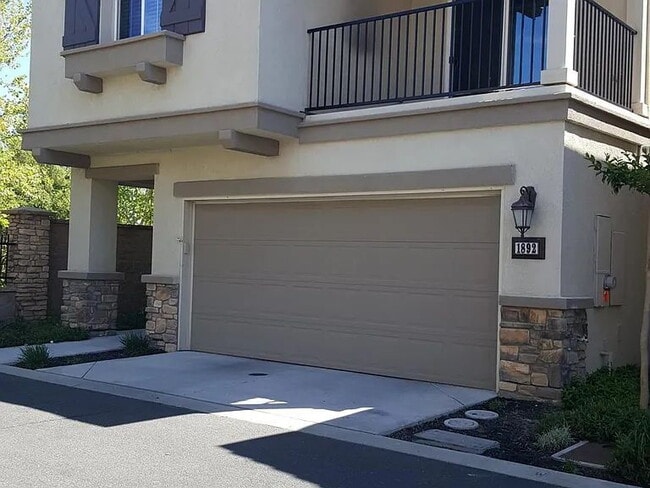 Building Photo - Well Maintained, spacious 3 bedroom single family home nestled in a great neighborhood in Rosevil...