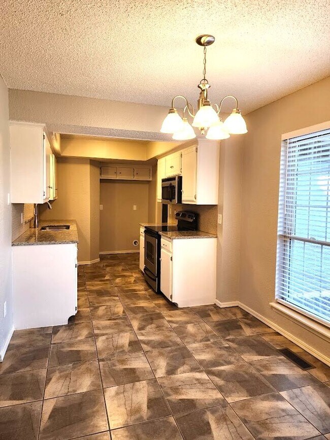 Building Photo - 3 Bed 2 Bath Home-Choctaw Trails Sec I Addition