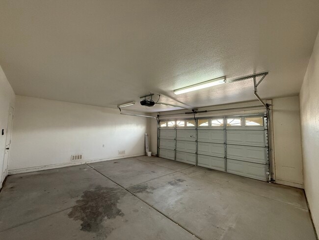 Building Photo - 10723 E 34th St