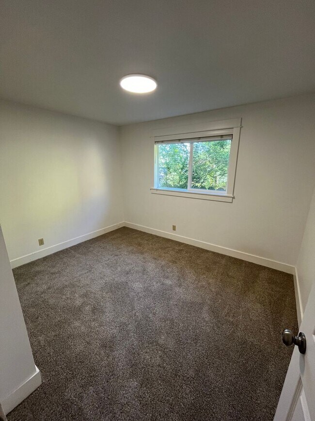 Building Photo - Charming Three Bedroom Home on Bend's West...