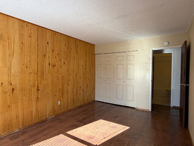 Building Photo - Ground Level 1 Bedroom/1 Bathroom Condo Located In Gated Oak Park Community! (Available Immediately)