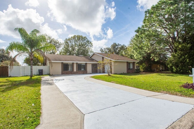 Building Photo - 704 Putt Ln