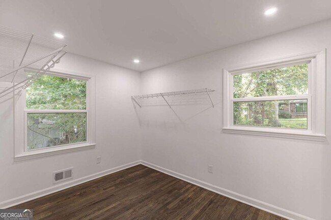 Building Photo - 2352 Glendale Dr