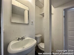 Building Photo - 827 Steves Ave
