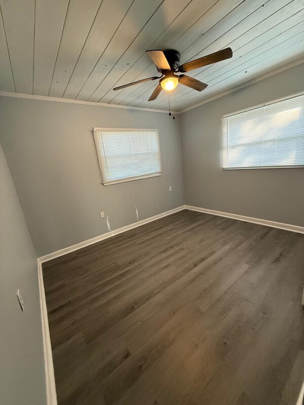 Building Photo - 320 E Oak St